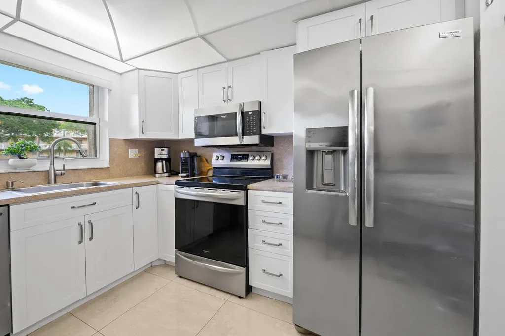 9330 E Sunrise Lakes Boulevard E Sunrise FL 33322