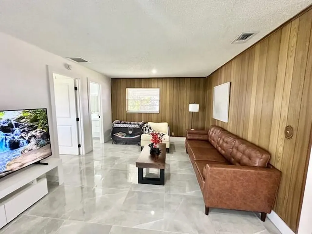 811 SW 18th Court Boynton Beach FL 33426