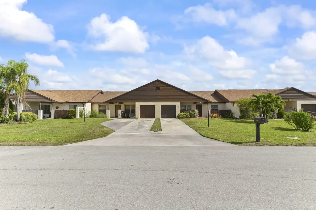 8495 Lake Point Court Lake Worth FL 33467