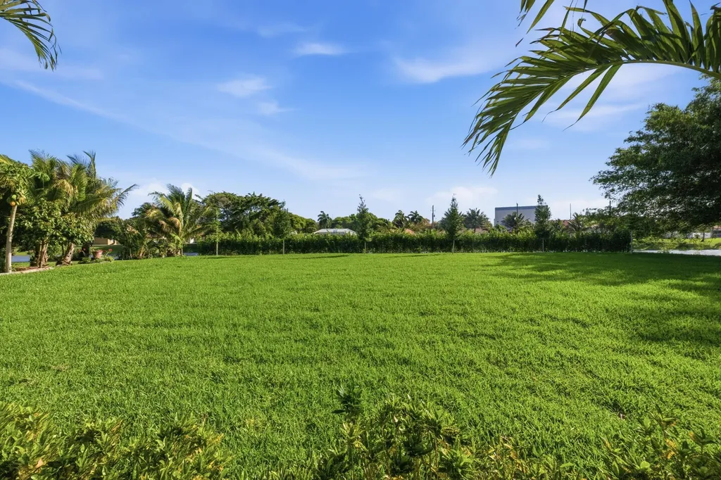 3716 Embassy Drive West Palm Beach FL 33401