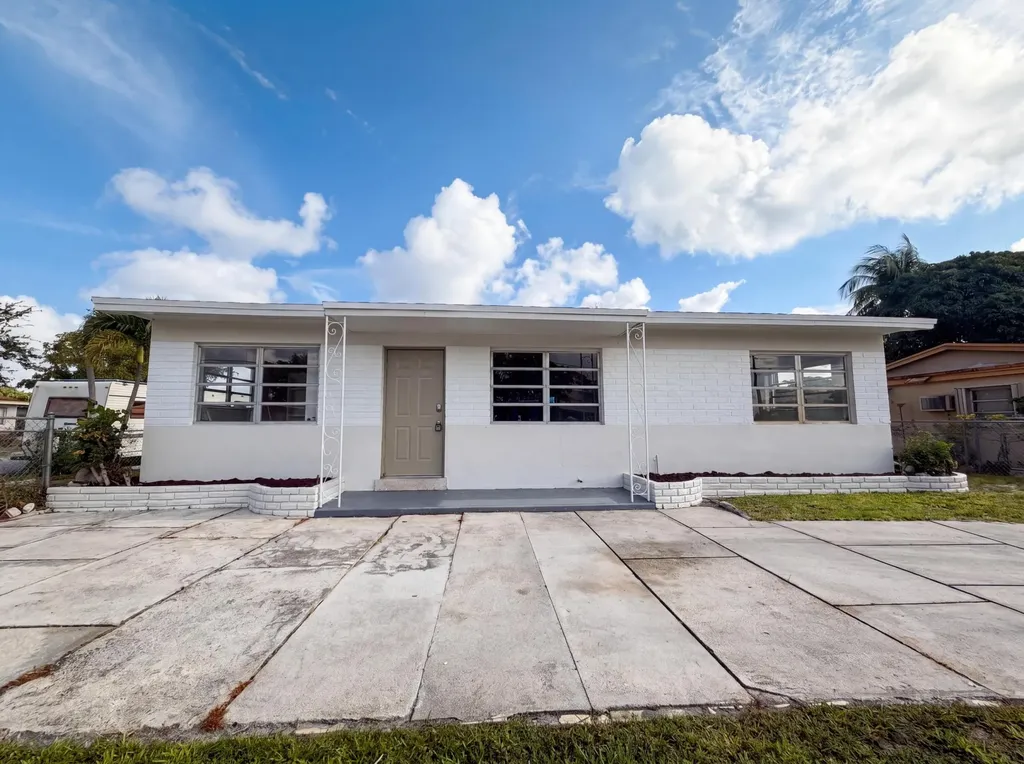 5921 SW 41st Street West Park FL 33023