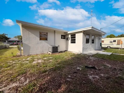5921 SW 41st Street West Park FL 33023
