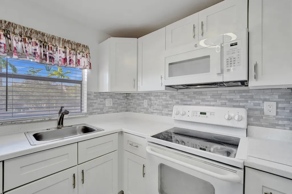 9421 Sunrise Lakes Boulevard Sunrise FL 33322