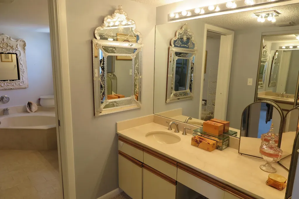 7578 Regency Lake Drive Boca Raton FL 33433