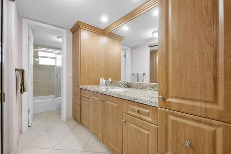 4270 NW 40th Street Lauderdale Lakes FL 33319