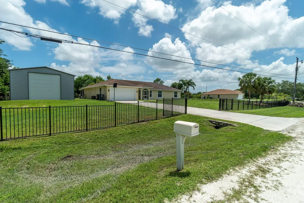 17468 N 38th Road Road N The Acreage FL 33470
