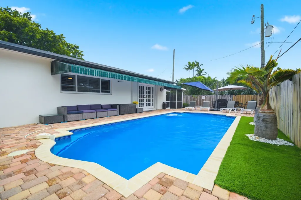 2740 SE 7th Street Pompano Beach FL 33062