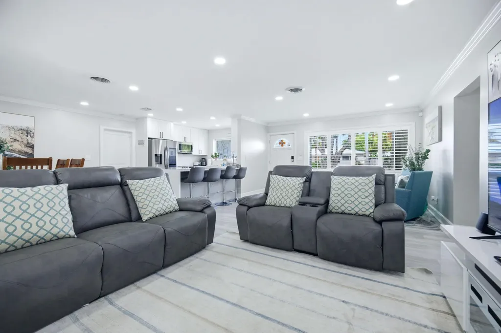 2740 SE 7th Street Pompano Beach FL 33062