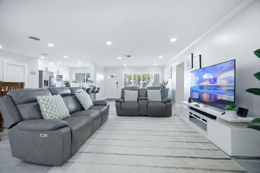 2740 SE 7th Street Pompano Beach FL 33062