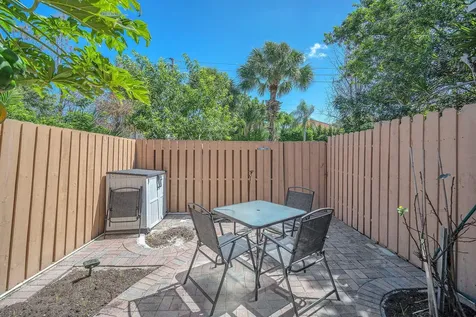 450 SE 7th Street Dania Beach FL 33004