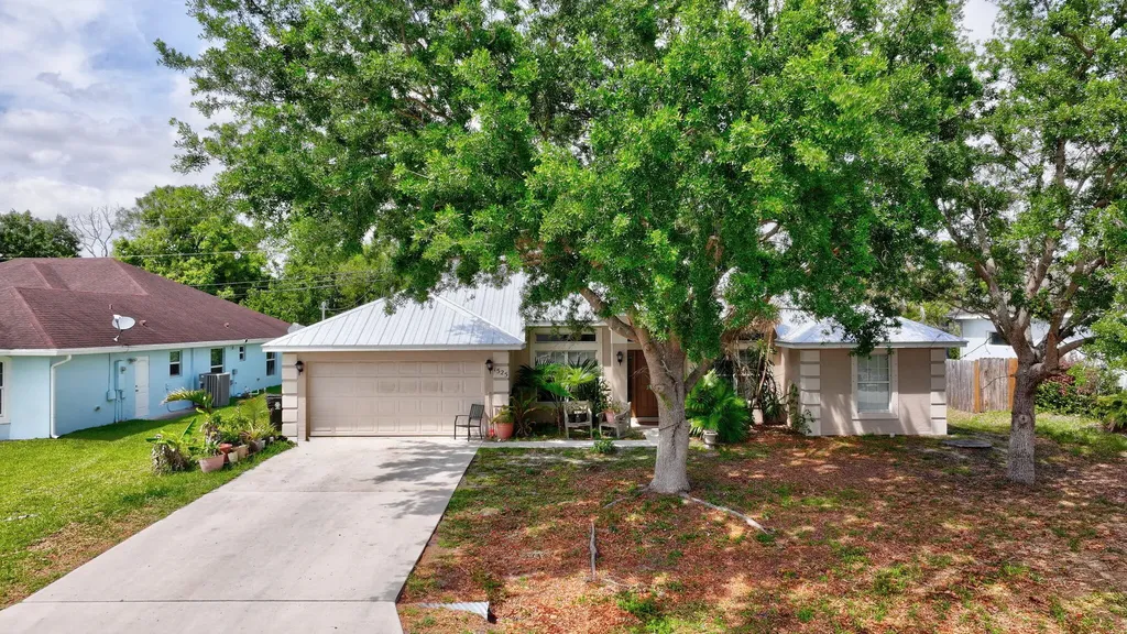1525 SW Falmouth Avenue Port St Lucie FL 34953