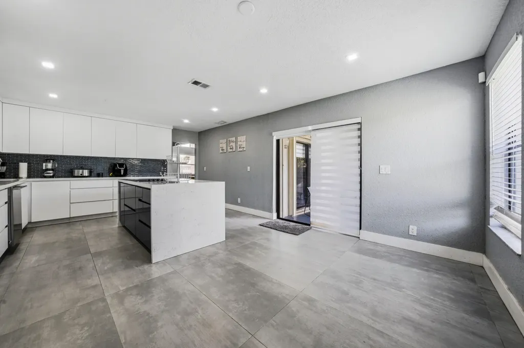 4683 NW 99th Terrace Sunrise FL 33351
