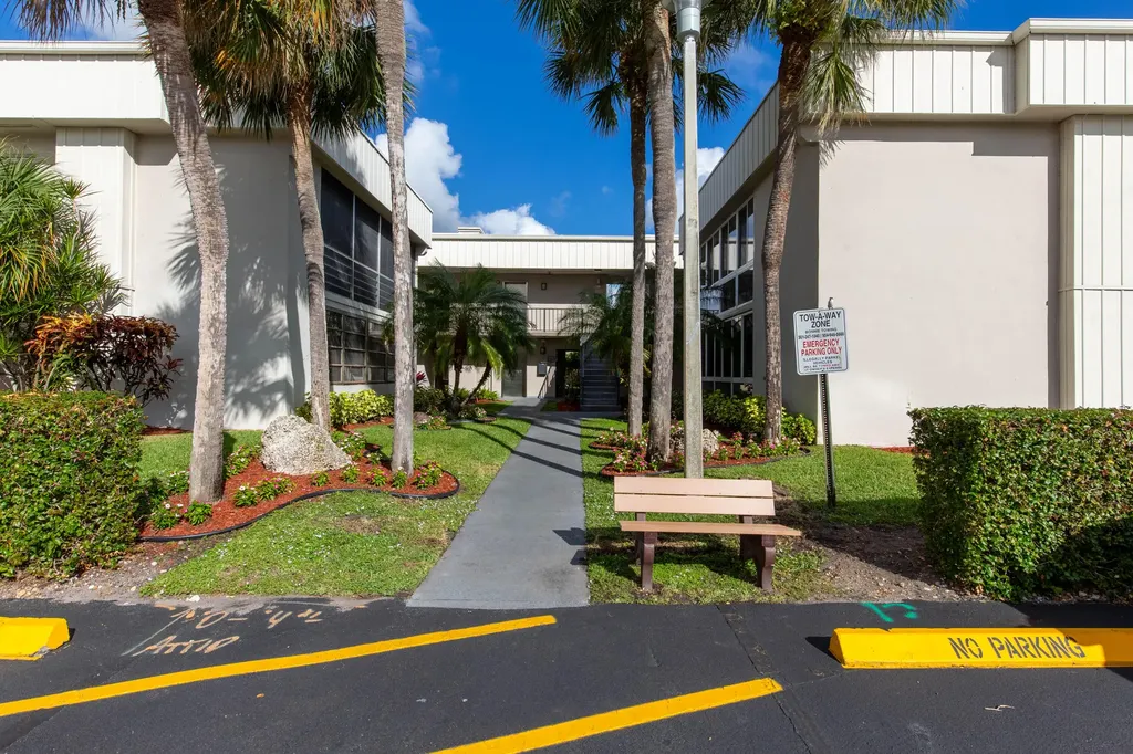 154 Capri Delray Beach FL 33484