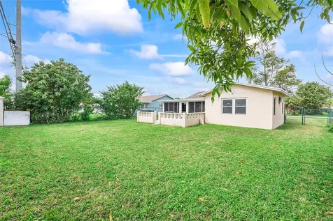 9804 NW 70th Street Tamarac FL 33321
