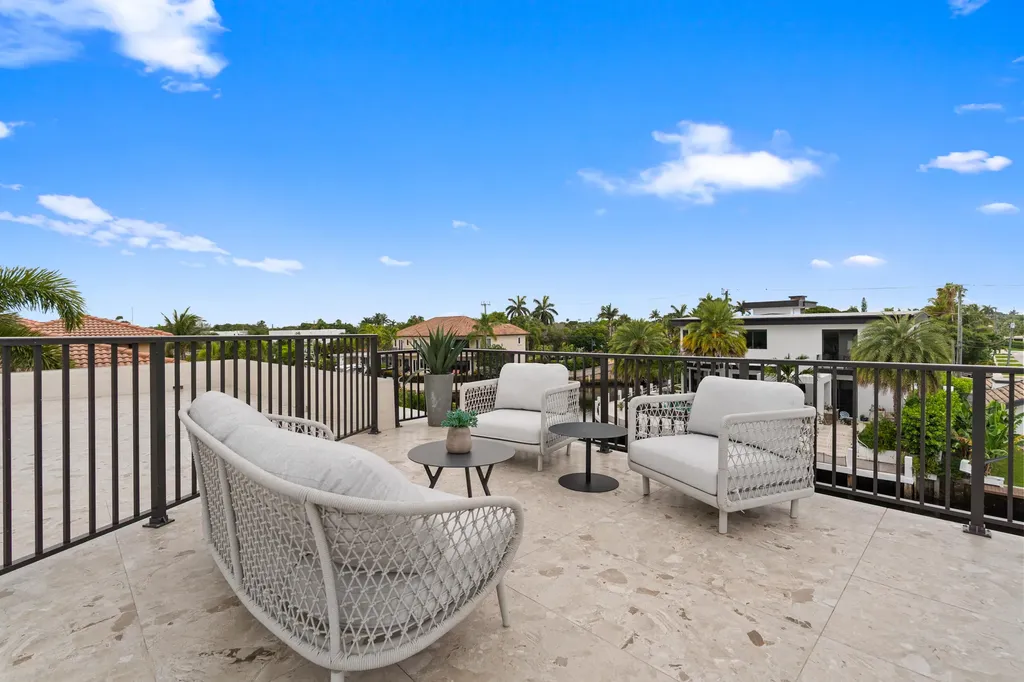 2441 NE 48th Court Lighthouse Point FL 33064