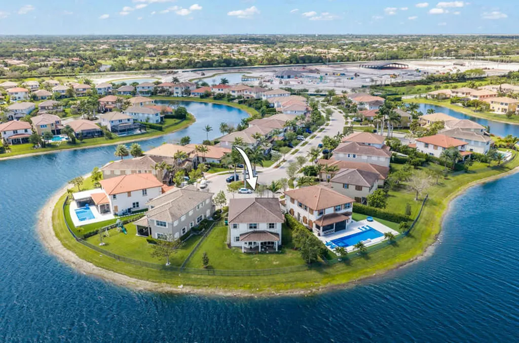 8691 Lakeside Bend Parkland FL 33076