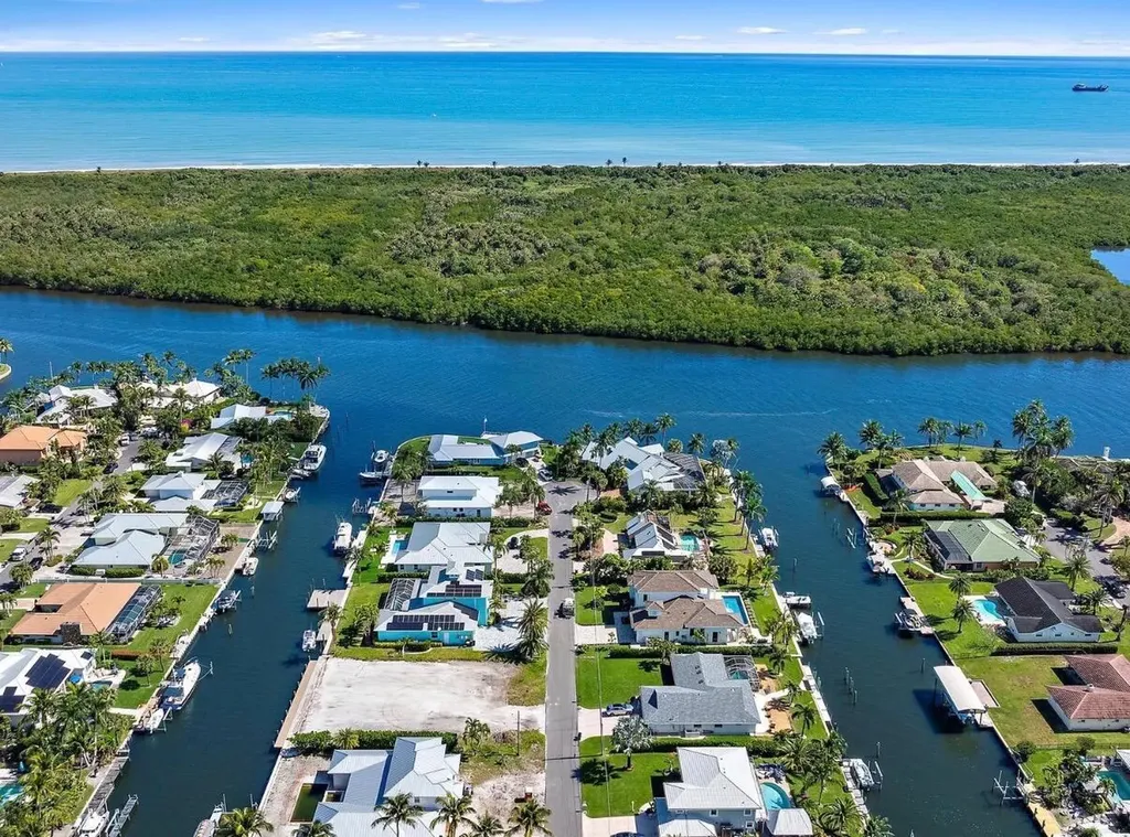 8531 SE Driftwood Street Hobe Sound FL 33455