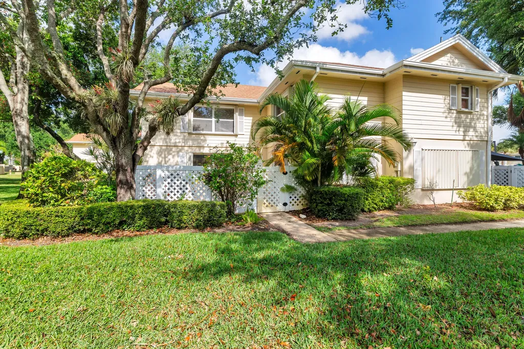 8142 Bridgewater Court Lake Clarke Shores FL 33406