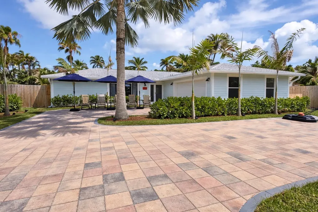 423 Beacon Street Tequesta FL 33469