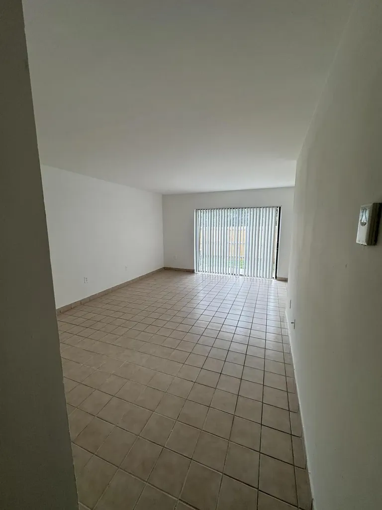 417 E Palm Circle Circle E Pembroke Pines FL 33025