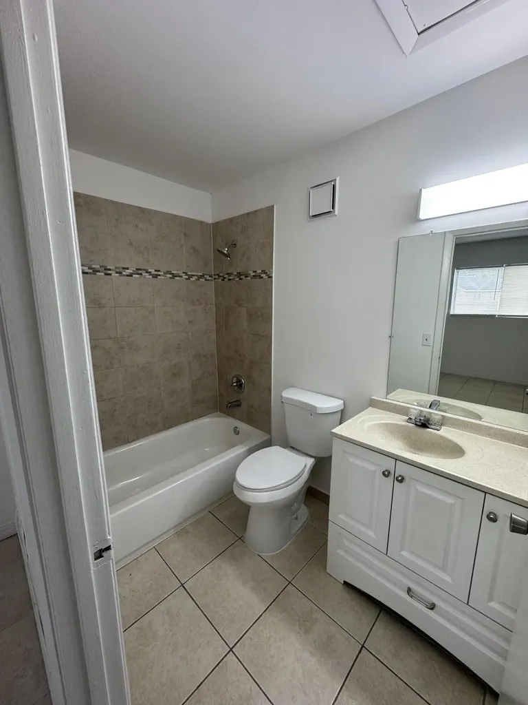 417 E Palm Circle Circle E Pembroke Pines FL 33025