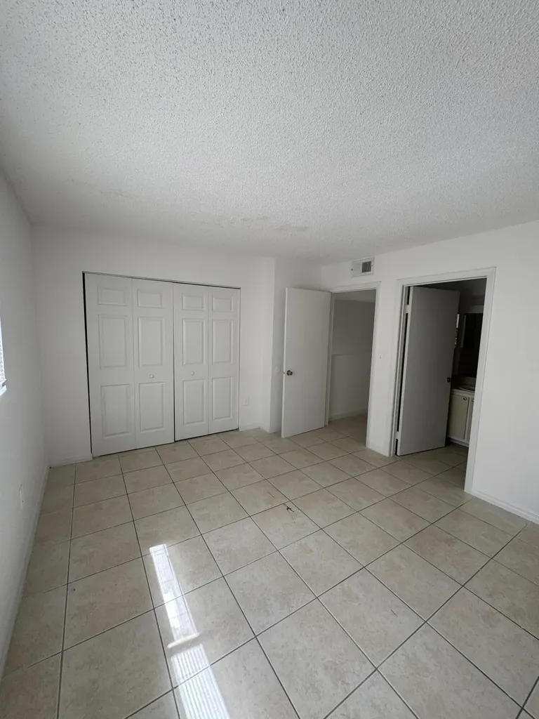 417 E Palm Circle Circle E Pembroke Pines FL 33025