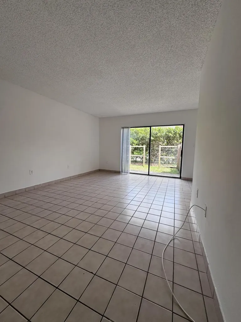 417 E Palm Circle Circle E Pembroke Pines FL 33025