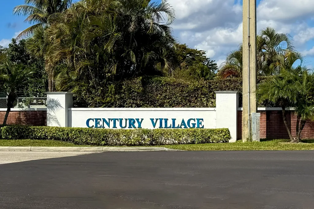 24 Golfs Edge West Palm Beach FL 33417