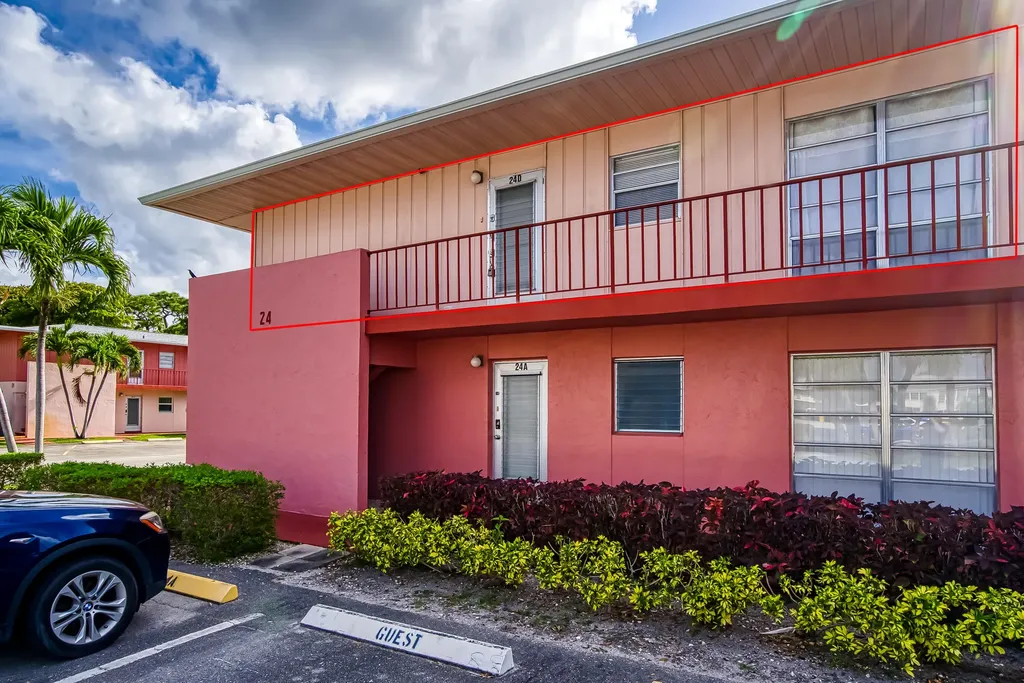 24 Golfs Edge West Palm Beach FL 33417