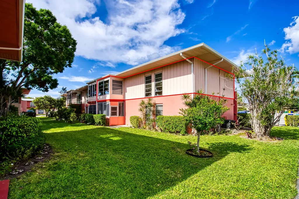 24 Golfs Edge West Palm Beach FL 33417