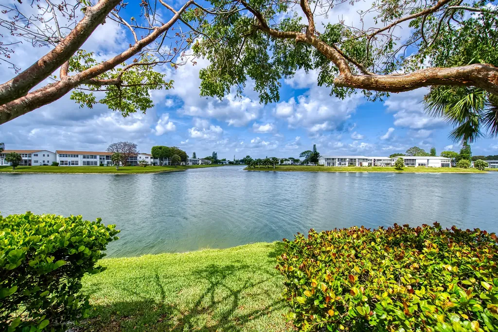 24 Golfs Edge West Palm Beach FL 33417