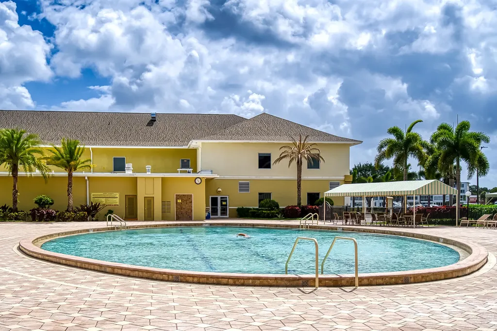 24 Golfs Edge West Palm Beach FL 33417