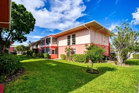 24 Golfs Edge West Palm Beach FL 33417