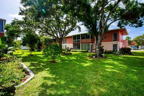 24 Golfs Edge West Palm Beach FL 33417