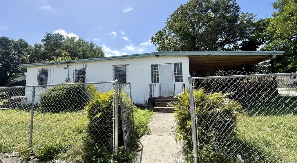 1580 NW 77th Terrace Miami FL 33147