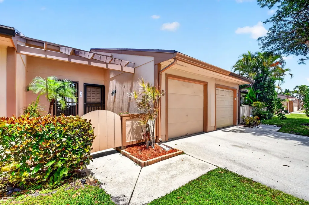 6 Farnworth Drive Boynton Beach FL 33426