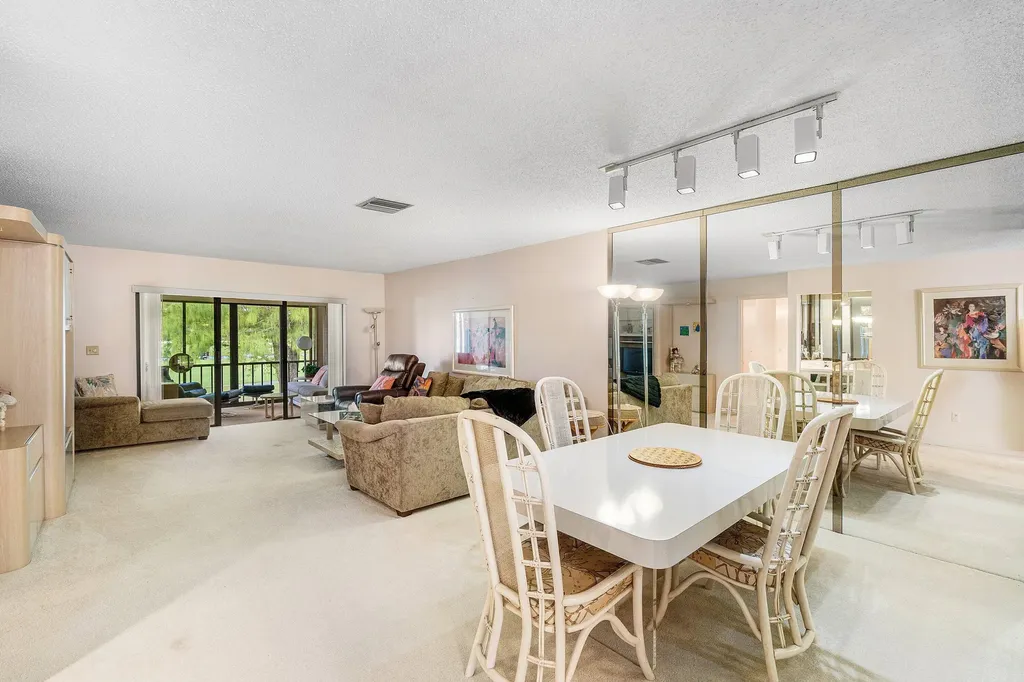 8320 Casa Del Lago Boca Raton FL 33433