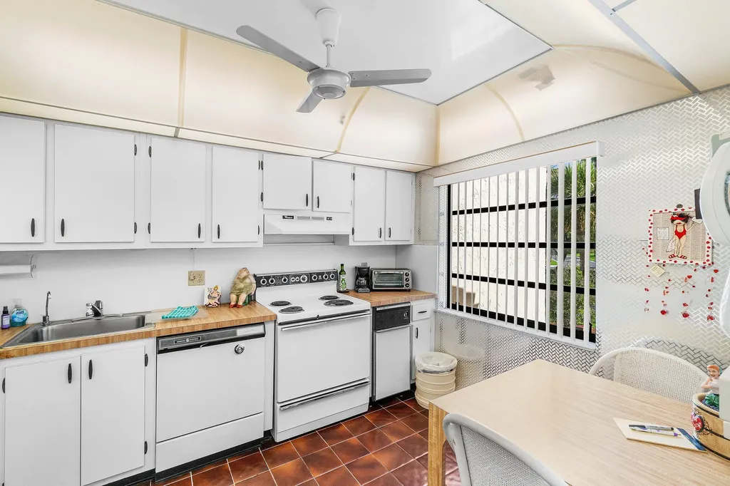 8320 Casa Del Lago Boca Raton FL 33433
