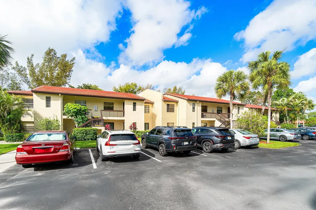 8320 Casa Del Lago Boca Raton FL 33433