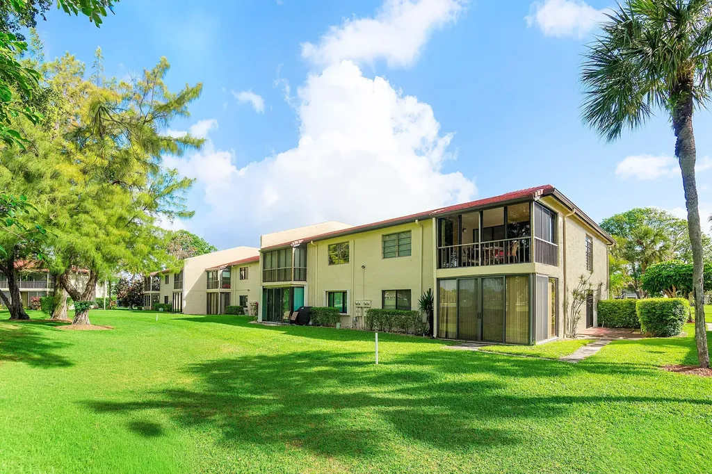 8320 Casa Del Lago Boca Raton FL 33433