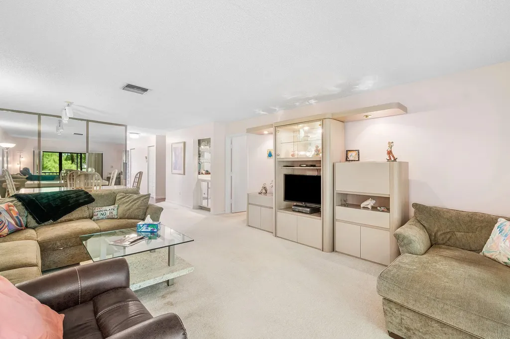 8320 Casa Del Lago Boca Raton FL 33433