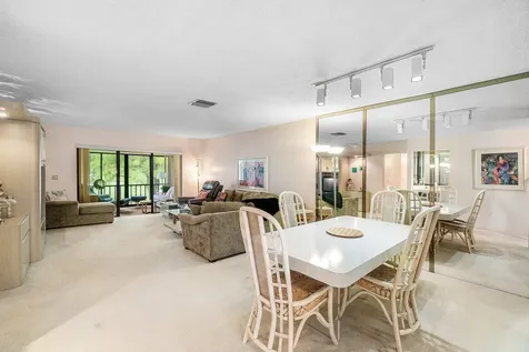 8320 Casa Del Lago Boca Raton FL 33433