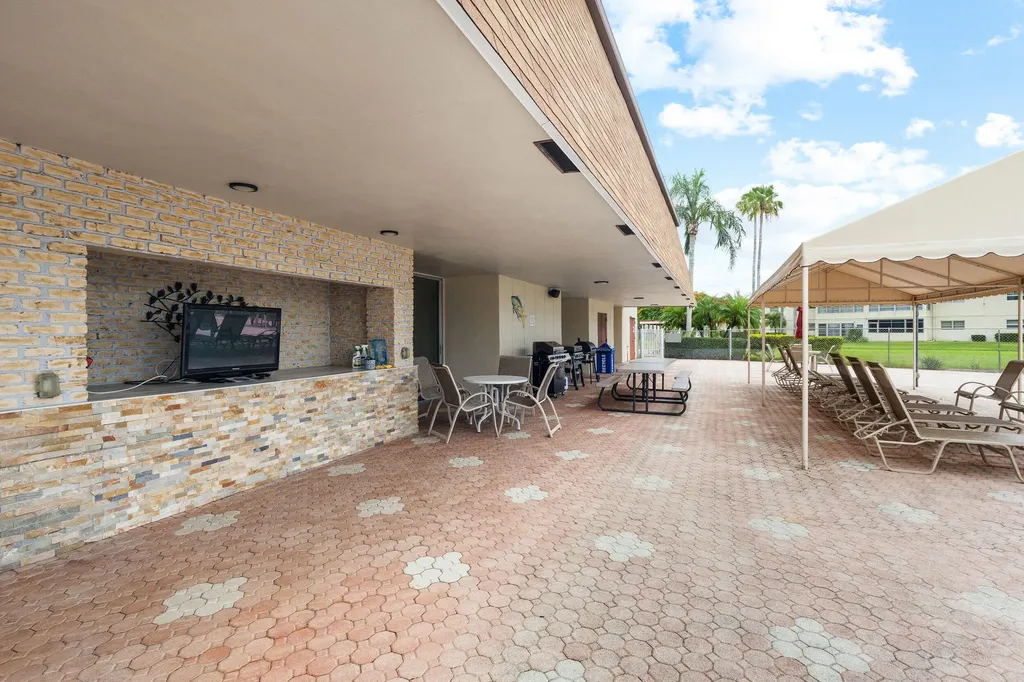 20 Abbey Lane Delray Beach FL 33446