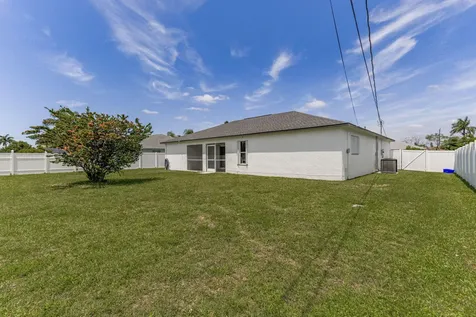 610 SE 21st Lane Cape Coral FL 33990