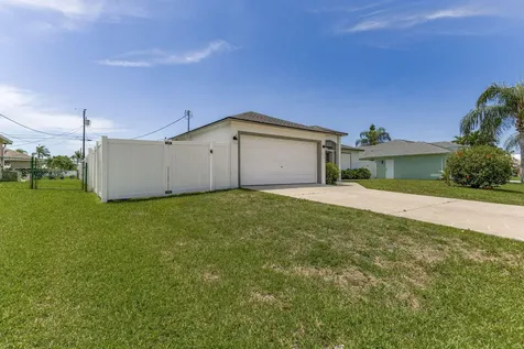 610 SE 21st Lane Cape Coral FL 33990