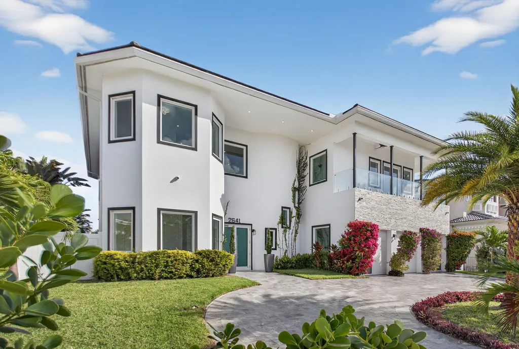 2641 NE 48th Street Lighthouse Point FL 33064