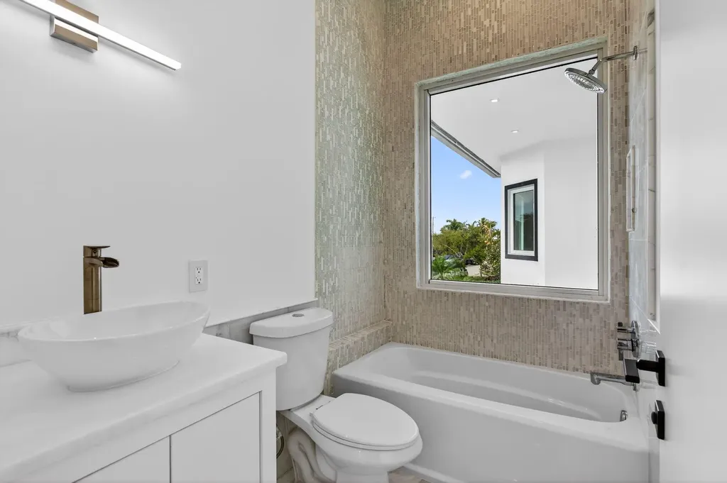 2641 NE 48th Street Lighthouse Point FL 33064