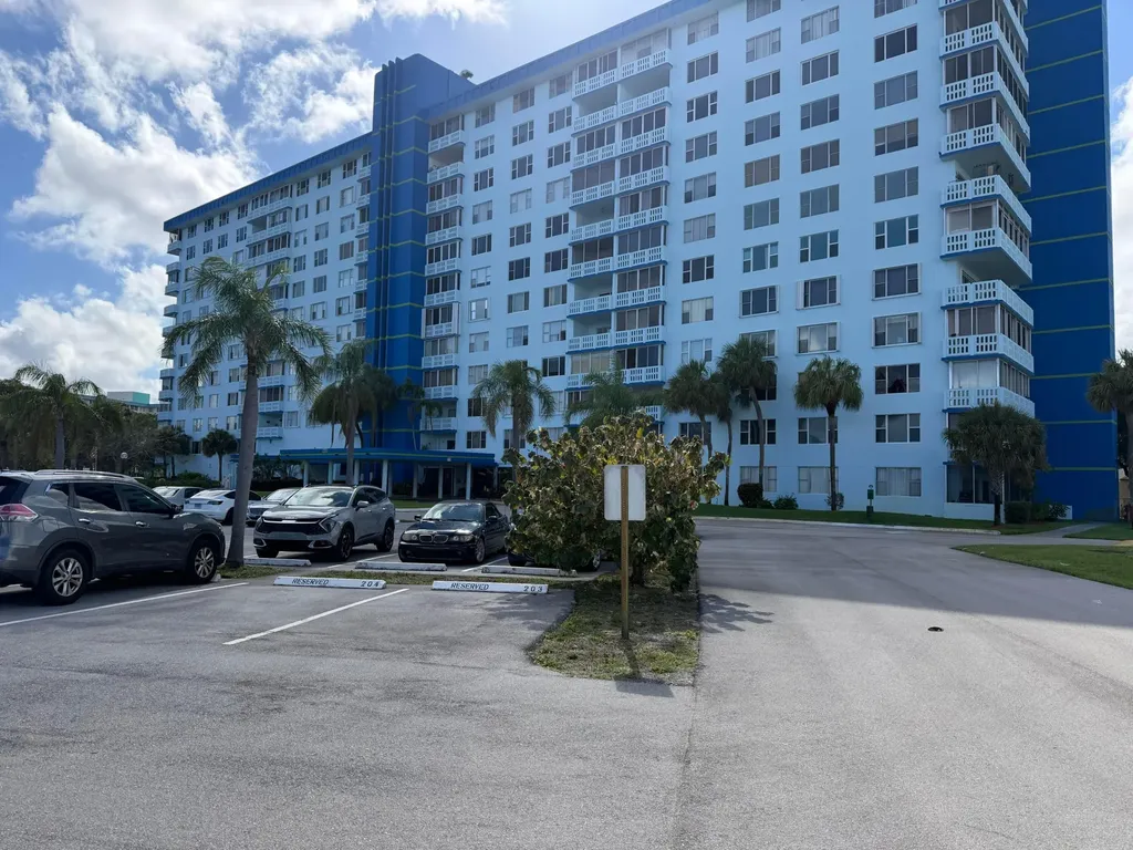 4001 Hillcrest Drive Hollywood FL 33021