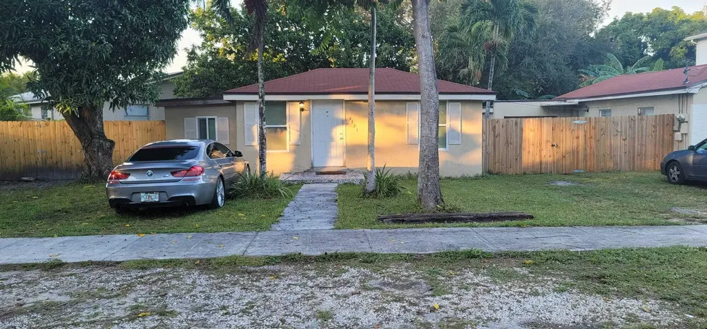 5721 Fillmore Street Hollywood FL 33021