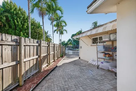 1570 NE 30th Place Oakland Park FL 33334
